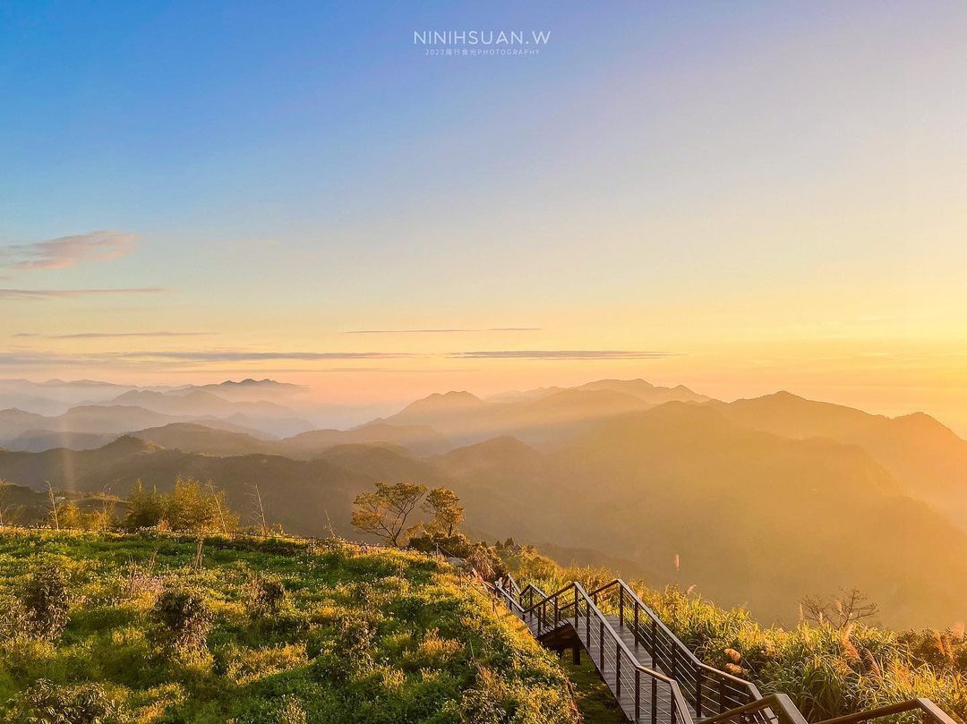 美麗的夕照為這趟旅行寫上逗號，未完待續照片授權 @ninihsuan.w -⠀歡迎在您的貼文 #travelalishan 或 @...