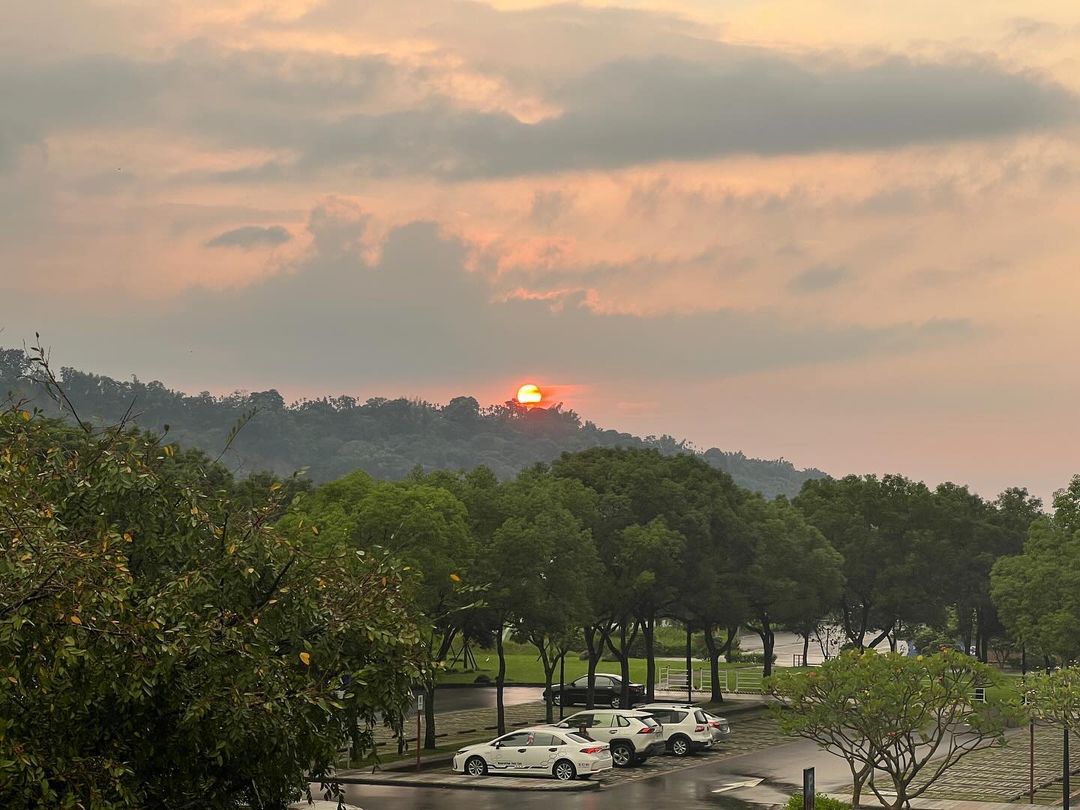 下班前先追一波夕陽走到外面發現一顆黃澄澄的蛋黃立刻跑去拿手機來捕捉！觸口遊客中心 二樓-#觸口 #夕陽 #日落 #alishan ...