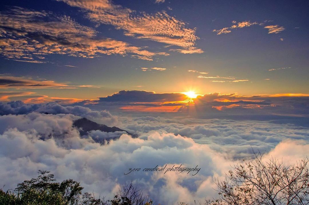 久違的日落雲海祝福大家中秋節快樂上禮拜六奮起湖活動結束後下山順路到二延平遇到幾位攝影師跟小編分享會出現雲海還有美美的日落喔！可惜還...
