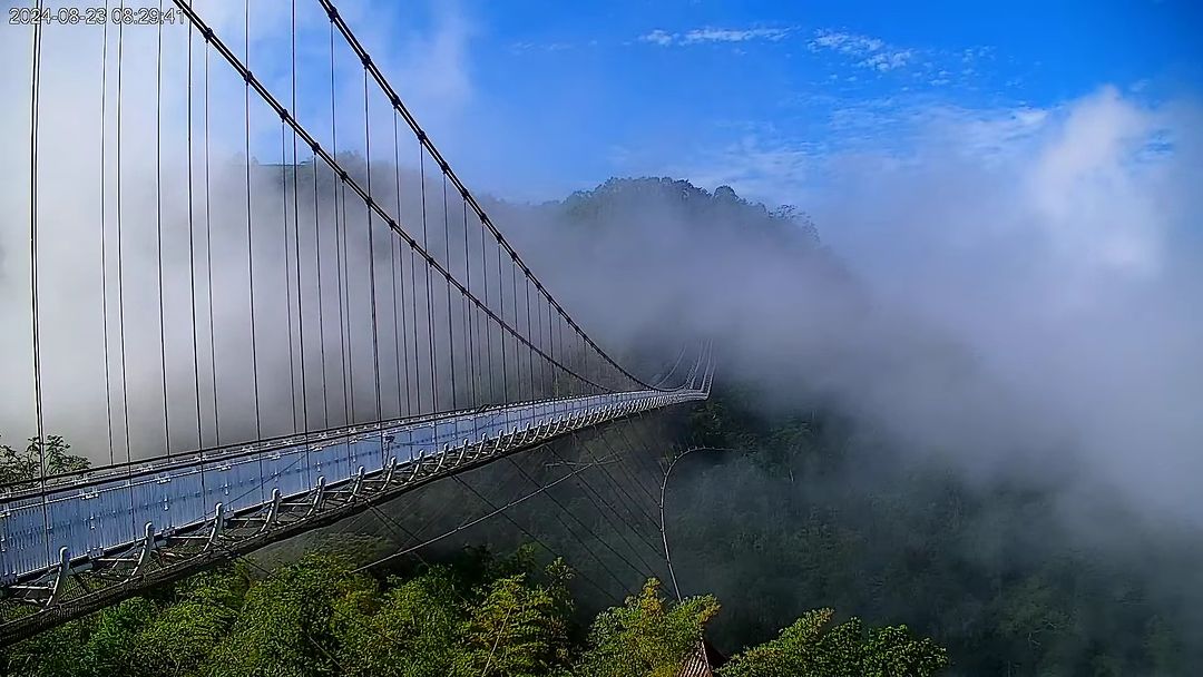 吊橋穿越雲霧繚繞的山谷，藍天與濃霧交織☁️，如夢似幻的景象，吊橋延伸之處是不是讓人想一探究竟呢！-⠀歡迎在您的貼文及限動 #tra...