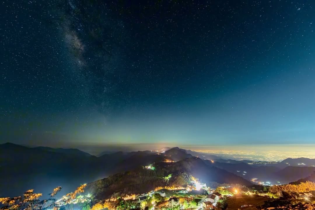 銀河、月亮、雲海、夜景，在同一個夜晚悄悄同框山谷安靜地把這一切都接住了某個對的夜晚，是留給願意等待的人值得你用年來赴約（特別的是這...