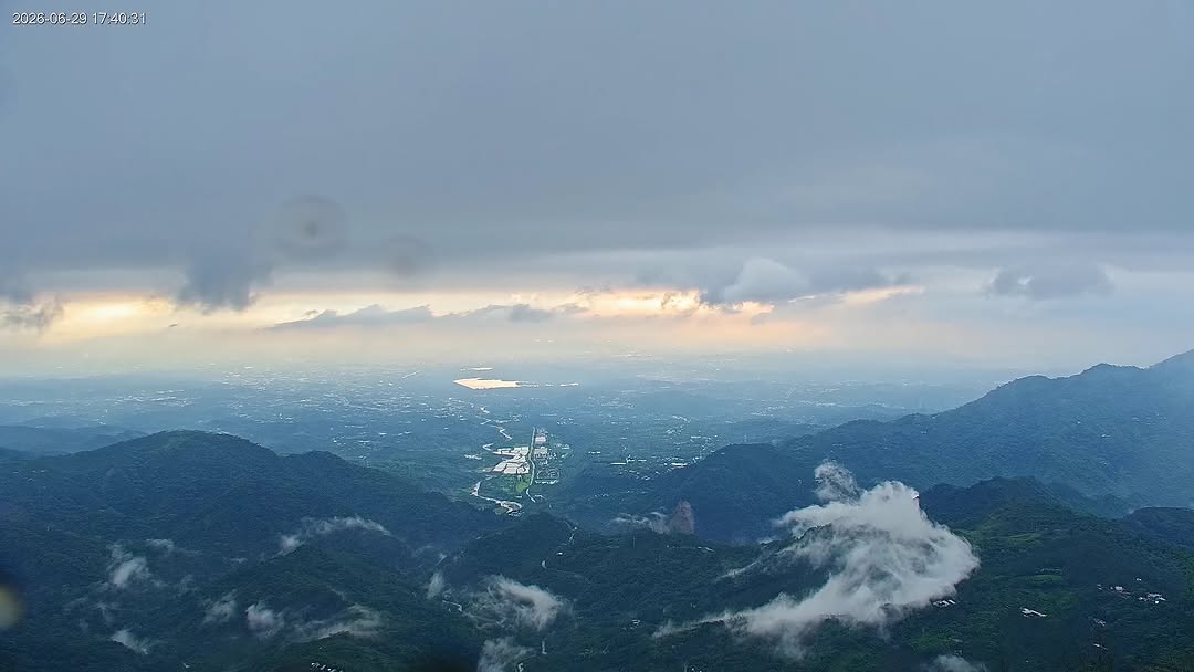 直播中的美景 ☁️☁️剛剛下完一場雨勢不小的雨，上空仍覆著厚重的雲，群山之間，雲霧悠悠流動，美得像幅畫⛰️☁️眺望遠方，嘉義市景...