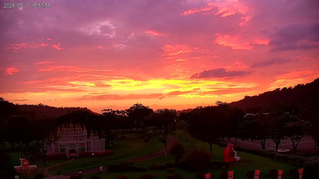 #巴威颱風 來襲前的晚霞❤️‍❤️‍大大的夕陽、金黃色的天空與公路下班回家的路上，有如此美景相伴​你那邊開始有風有雨了嗎？️▿― ...
