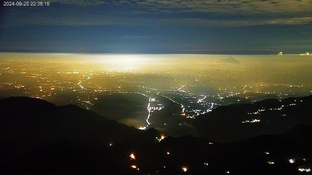 二延平步道夜景薄霧輕罩，萬家燈火宛如流動的星河燈光透過霧氣折射出溫暖的金色光芒，讓夜景如夢似幻彷彿披上了一層金色的被子，靜謐而浪漫...