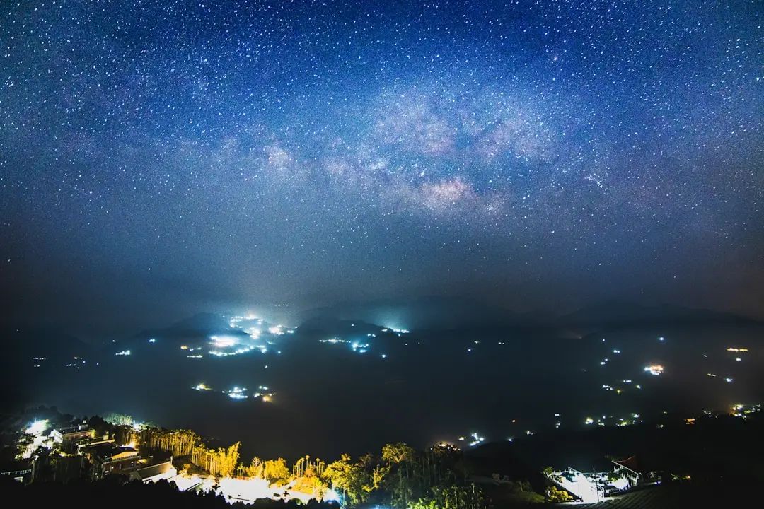 山裡寧靜的小村落，少了許多喧囂，擁有廣闊的星空，有機會就在山上留宿，細細品嘗難得的靜謐時光梅山鄉碧湖村感謝 @tw.yw_  美照...