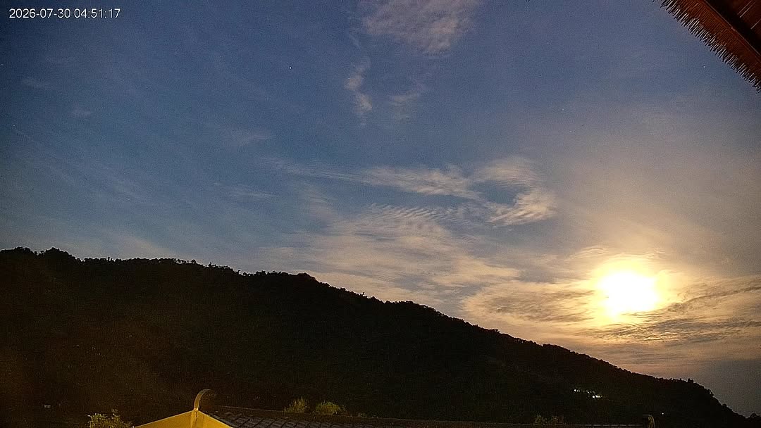 藍色部落－里佳，清澈的天空光是這片天空，都能在不同的時間點療癒我們～若我們還到不了，推薦先在即時影像欣賞-#阿里山 #里佳部落 #...