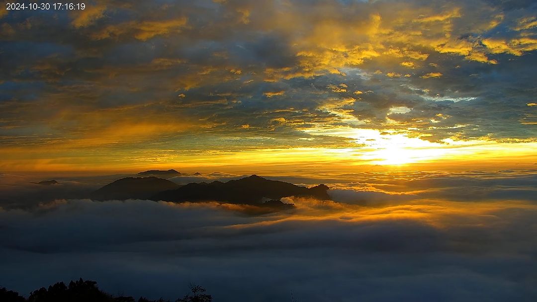 #康芮颱風 「嘉義縣明日10/31停班停課」今天一整天都泡在雲海裡☁️傍晚的天空也燒起來了意味著我們要迎接颱風的到來希望這次大家一...