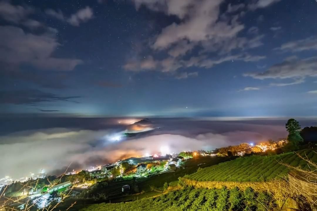 雲霧留下乾淨的一片星空雲霧在天空與茶園之間竄動底下的燈光折射出美麗的琉璃雲海❤️感謝 @tw.yen_0803 美照分享-⠀歡迎在...