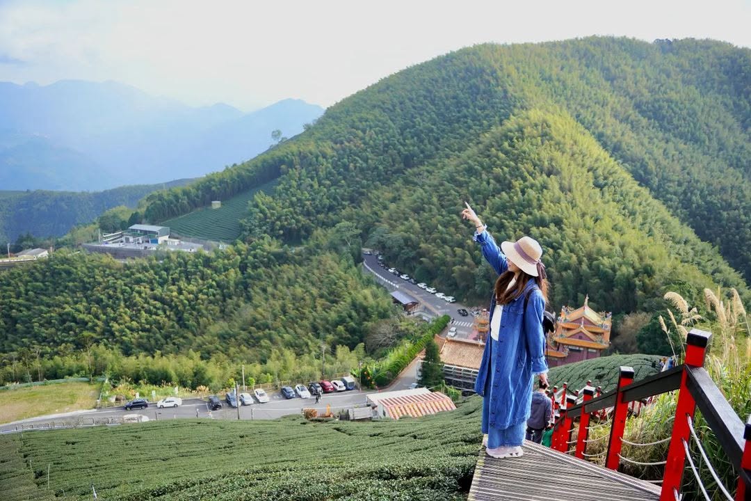 親民版的嘉義抹茶山⛰梅山鄉龍眼村的二尖山步道從龍興宮沿著階梯走約10分鐘就能登頂眺望山巒與茶園風光感受小村莊純樸、令人放鬆的魅力！...