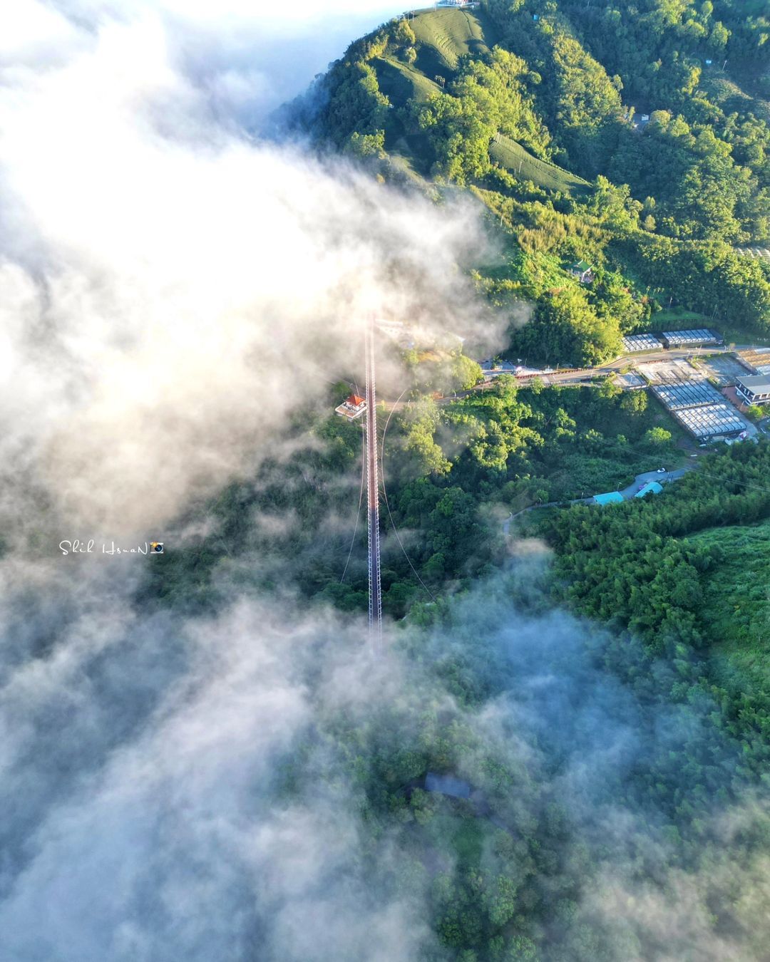 從高空俯瞰，左側是雲霧縈繞，右側是層疊山巒，宛如進入仙境 ☁️踏上雲霧裡的太平雲梯，像是漫步雲端放眼望去，平原與山谷美景盡收眼底~...