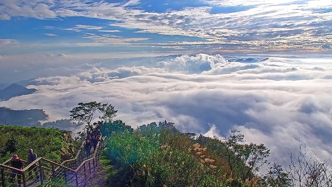絕美雲海現正熱映中！趕快來報到！ 忍不住截了好多張雲海畫面，真的讓人屏息壯麗的雲霧翻湧、陽光灑落山巒，每一秒都美得不像話～ 二延...