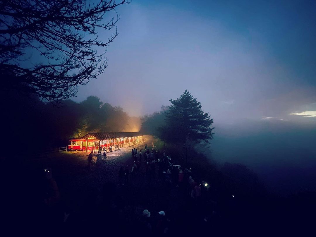 天還未亮之前的燈光看起來總是特別溫暖阿里山森林遊樂區裡的日出點⤵⤵ 祝山觀日平台 對高岳車站 小笠原觀景台可以搭乘小火車或遊園車，...
