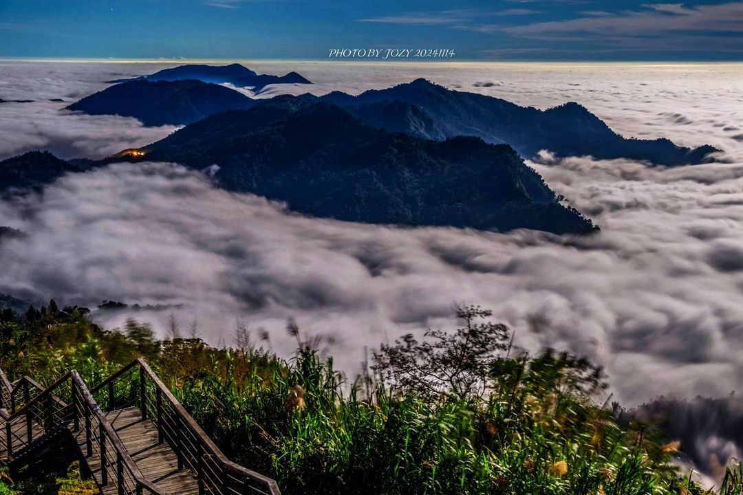 這不是清晨，也不是傍晚是凌晨三點鐘的月光雲海☁️☁️最近山上的風景過分美麗好猖狂~好喜歡！我們也留下珍貴的即時影像縮時了▸▸二延平...