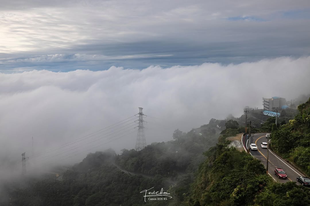 眼前是雲海還是一片白牆居高臨下的道路旁就是雲海彷彿就要淹沒了行進的車輛前兩天一下雨，體感溫度又更低了今天暫緩，周四又要更冷了，大家...