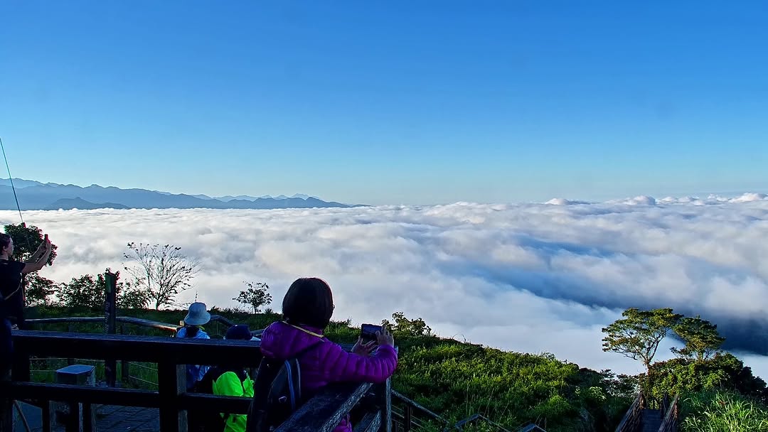 連假放完剛回來，日出及雲海迎接上工第一天！☁️​一早打開即時影像直接被美到！一邊是壯麗雲海，另一邊有燦爛日出，不同點位的美景同時陪...