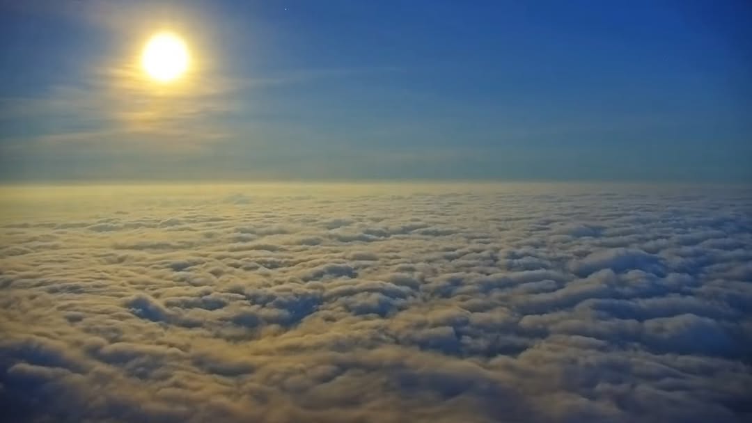 補一個中秋限定的月光雲海 ☁️好久不見的絕美景色，真的讓人屏息……​柔和的月光照亮翻騰的雲海，整座山頭閃亮亮的～​越來越接近雲海季...