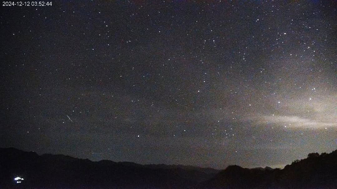 你仰望星空了嗎？夜裡的天空閃爍燦爛數數看影片中滑過幾顆流星呢☄️#20241212 那天即時影像捕捉到的流星雨-歡迎在您的貼文及限...