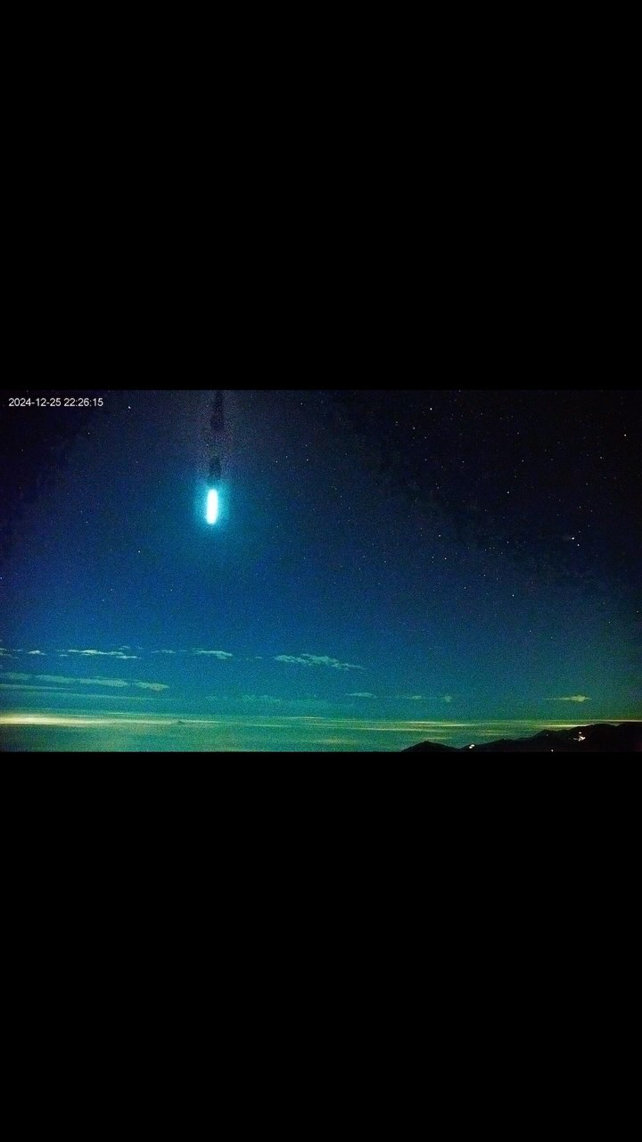 昨晚22:26一顆閃亮的 #火流星 滑過天際☄️☄️瞬間閃耀了天空 .ᐟ.ᐟ 彷彿墜入雲海裡昨晚大家看到了嗎被的二延平步道即時影像...