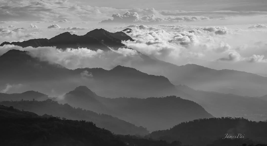 青山綠水，水墨山水黑白色階勾勒出阿里山的另一種風貌，少了色彩，卻多了層次與深邃，展現出不一樣的靜謐之美感謝 @pj.white12...