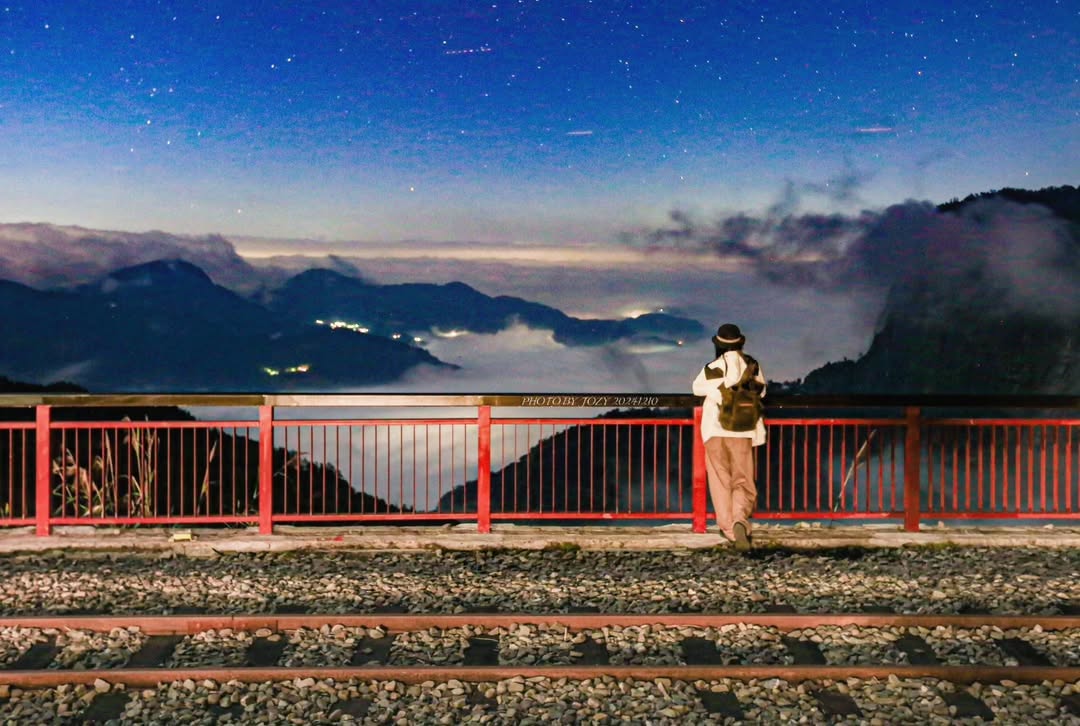 二萬平車站遼闊視野，是眺望塔山的極佳地點，時而能見磅礡雲海相伴塔山，萬里無雲繁星閃爍，處在如此美妙的景色裡，令人難以拒絕的感動情懷...
