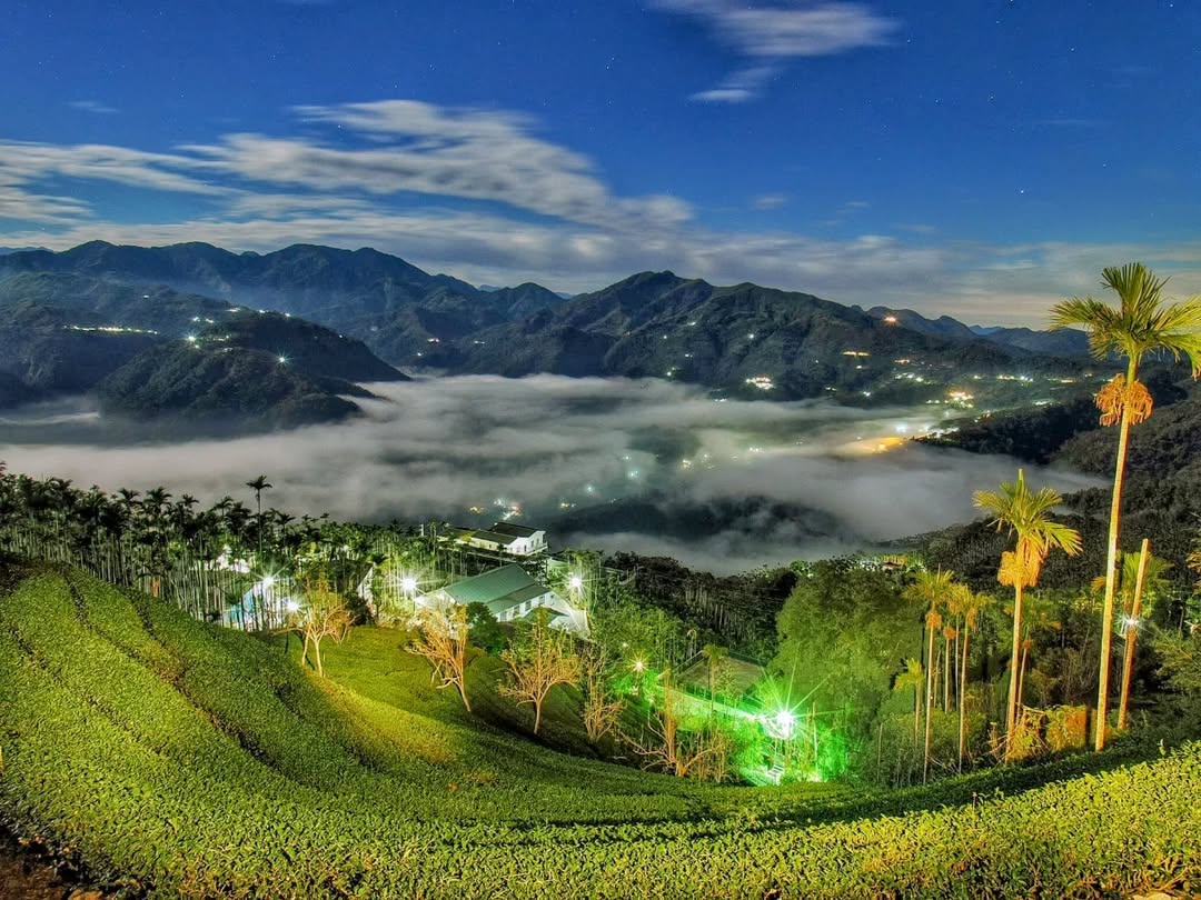 雲霧猶如夢幻的浮雲，遊蕩群山、聚落、茶園之間，夜裡清晰的天空，更添一股寧靜的氛圍～感謝 @george_liu.1379  美照分...