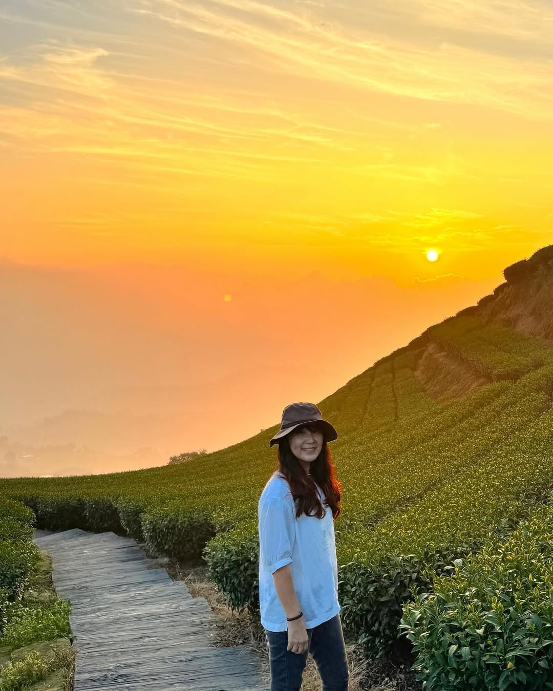 1314觀景台擁有360度無死角視野的茶園美景有雲霧的朦朧美，有一覽無遺的市景日出時刻緩緩升起的光芒日落時分暖色系無限美好感謝 @...