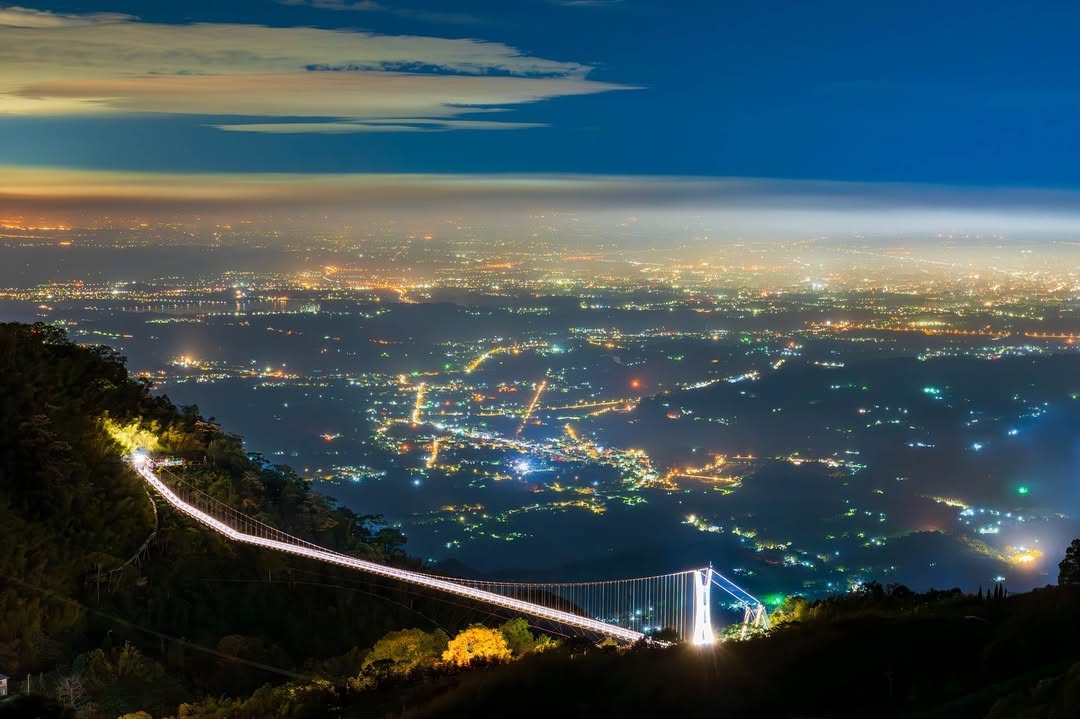 沒有騙人.ᐟ.ᐟ 嘉義百萬夜景是不是很美看著看著有沒有就想衝上山了？感謝 @zxc7536ww  分享美照-#夜景 #夜色 #ดู...