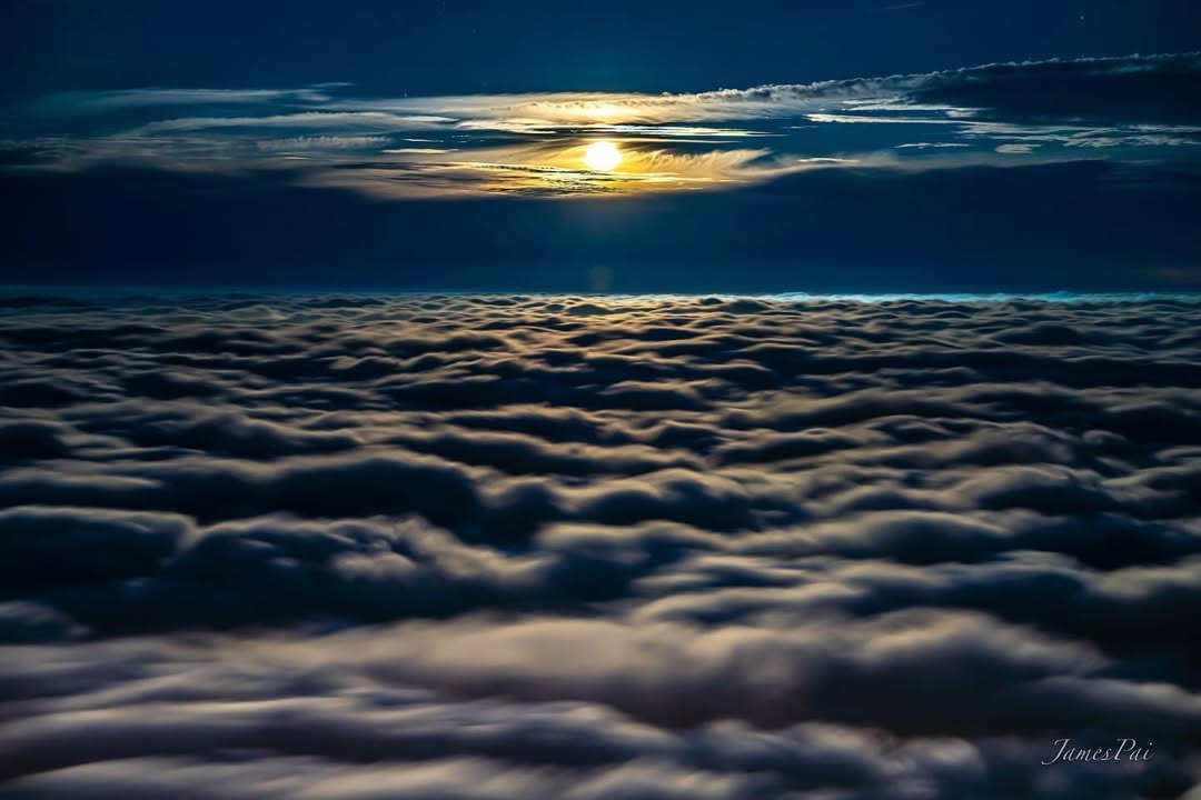 看著軟綿綿的月光雲海☁️彷彿耳邊傳來讓人放鬆入眠的歌曲~總是令人讚嘆的阿里山景色感謝 @pj.white1201  美照分享-#a...