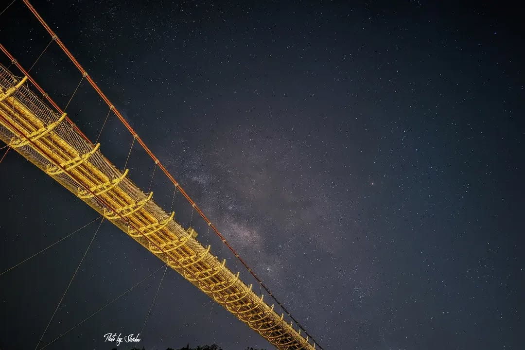 換個角度欣賞~星空下的太平雲梯少了山腳下的絢爛燈光換作滿天星空作伴看星星去這裡⛧牛埔仔愛情大草原⛧芙谷峩橋⛧1314觀景台⛧里佳部...