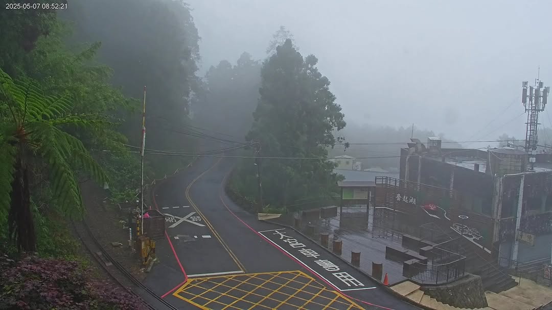 一早朦朧的奮起湖～今天開始有要下雨的感覺了要下不下，要來不來～但體感上是舒適的溫度最近有出遊要記得帶雨具喔！-#阿里山 #奮起湖 ...