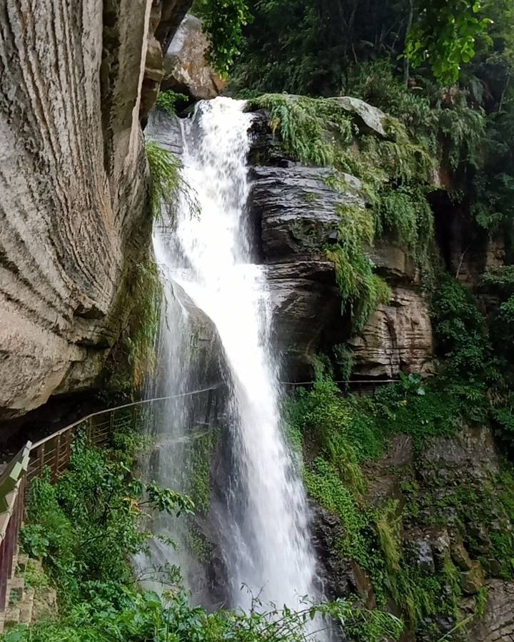 竹坑溪步道 - 龍宮瀑布連日間歇性大雨，有足夠的水量，有美麗的瀑布景觀雨季就是這麼矛盾～下雨時務必嚴防落石，以安全為首要，不要貿然...