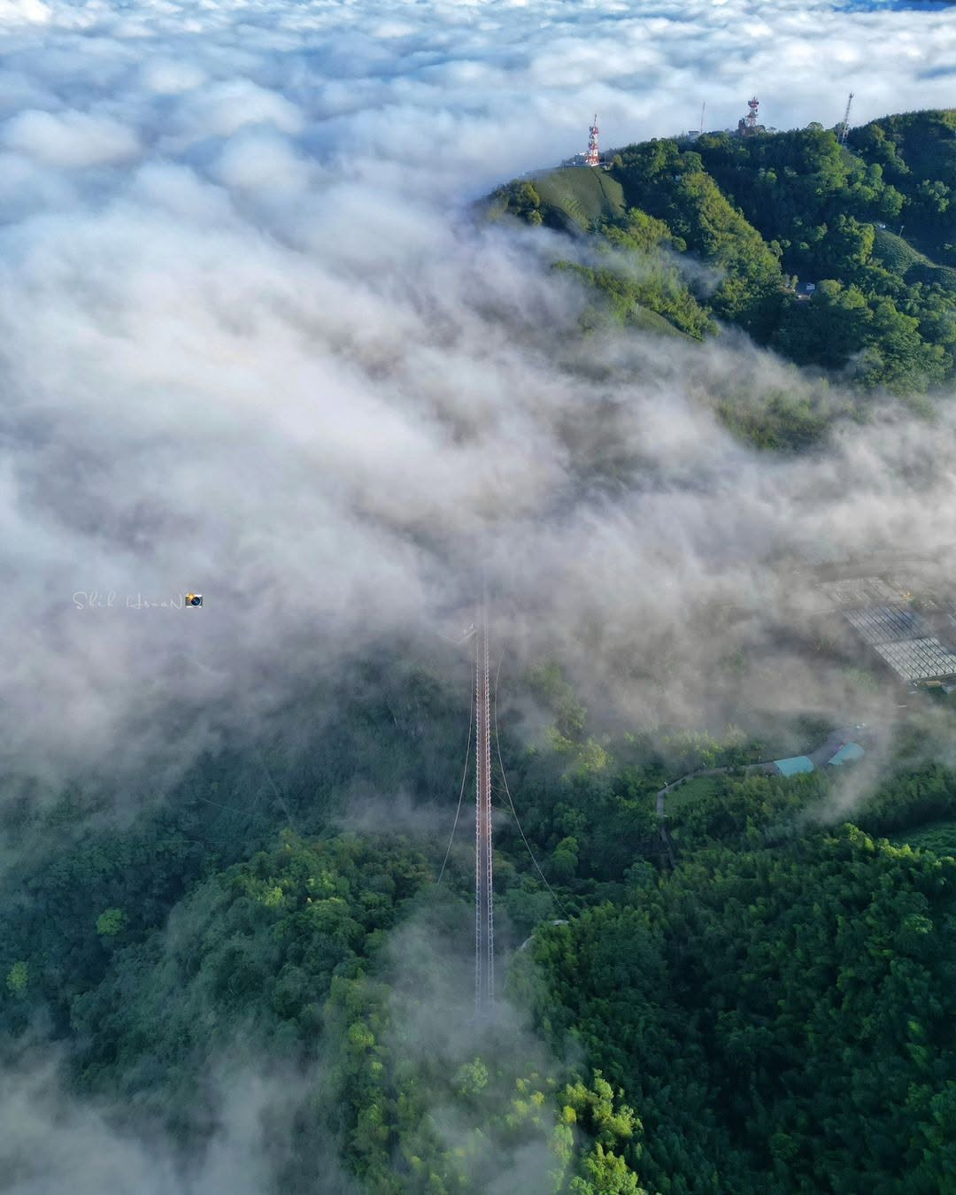 雲浪滔滔☁️雲有多高？有時穿過白牆，越往高海拔去，會獲得意想不到的景色❤但...但山編要說，很靠運氣梅雨季節正式到來，連假結束的周...
