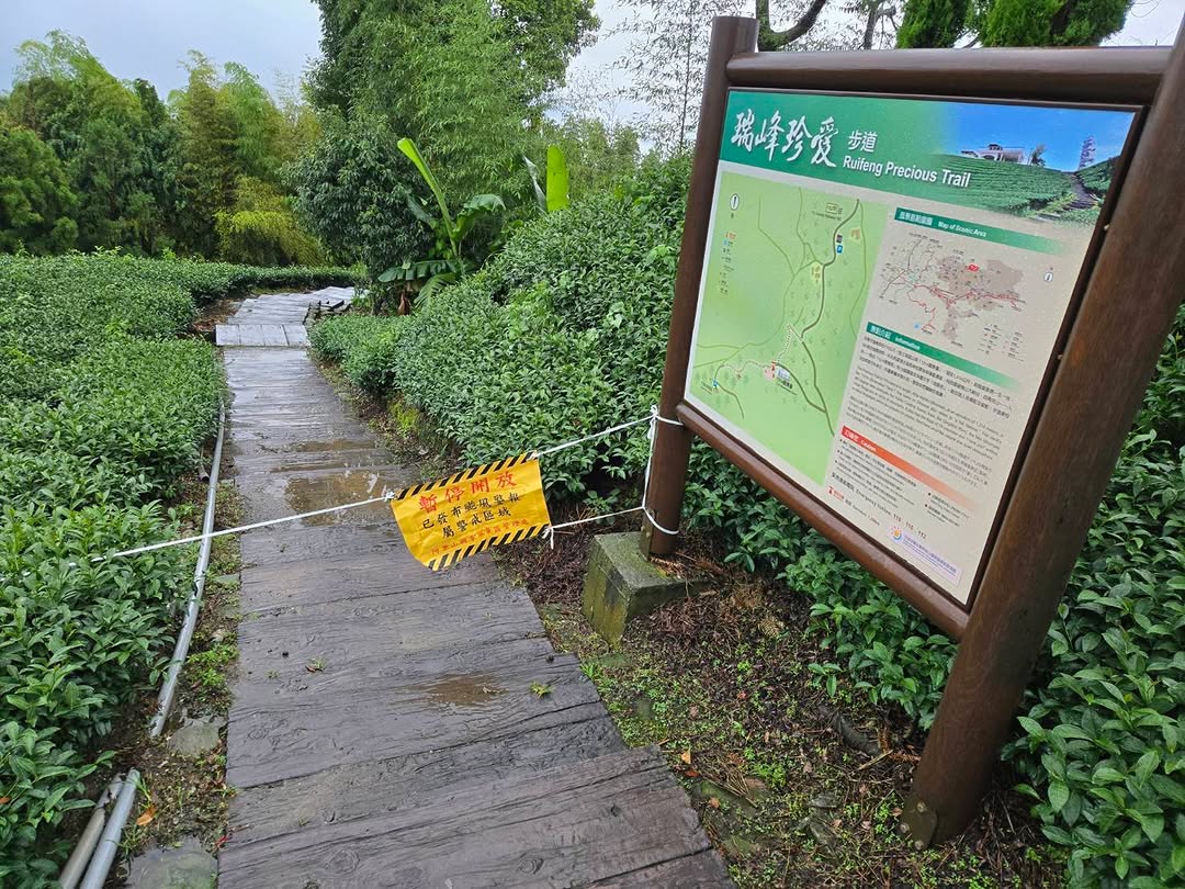 #丹娜絲颱風 相關公告 7/6(日) 阿里山全區遊憩景點設施及步道封閉▪ 觸口遊客中心、文峰遊客中心及里佳資訊站閉館▪ 嘉義縣公車...