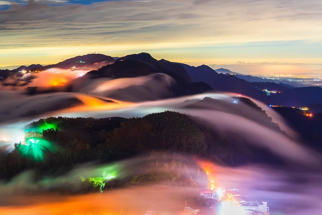 夜幕低垂，山間的燈火在雲霧之間閃爍，像是一條被點亮的光之河，靜靜鋪在石棹夜色裡～抬頭是星空，低頭是人間微光感謝 @zxc7536w...
