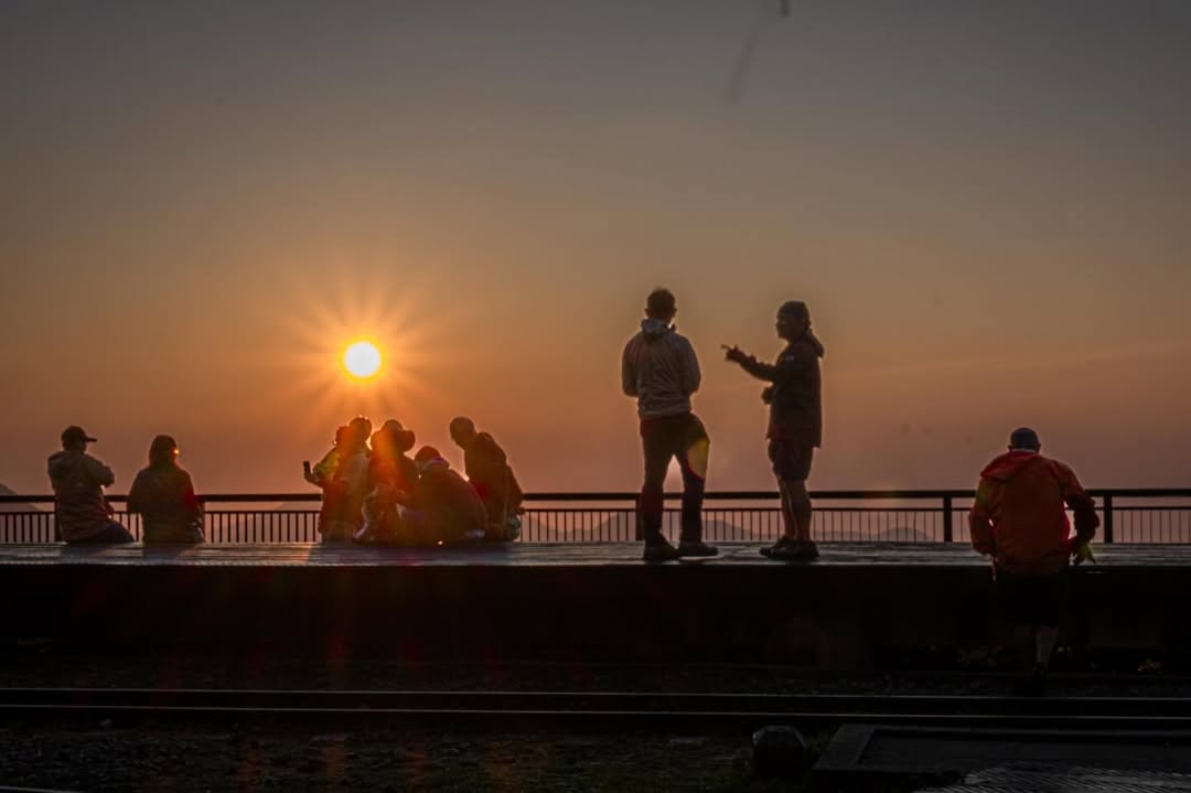 阿里山的夕陽不容錯過不論是道路旁或是在園區裡，駐足在你心中最美的觀景台，與日落相伴，為一整天標記一個的美麗逗號，旅程未完待續～感謝...