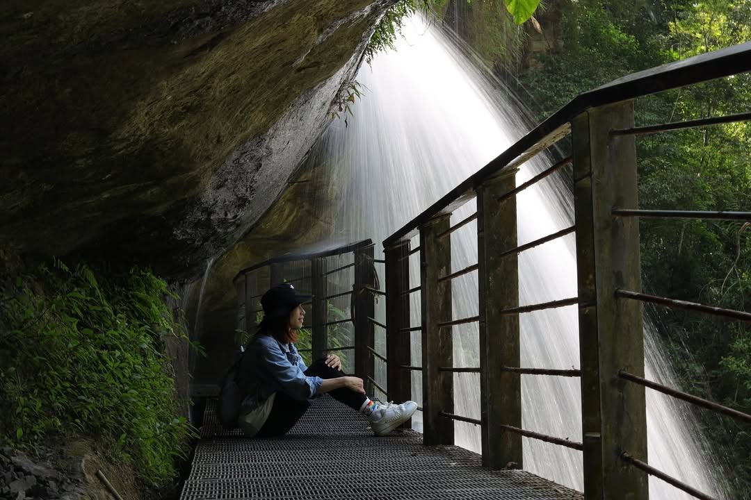 坐在步道上，背後是堅實的山壁，眼前瀑布自高處傾瀉而下水花在光影中閃爍，像一場山林的秘密演出～這裡是竹坑溪步道的龍宮瀑布沒有人經過的...
