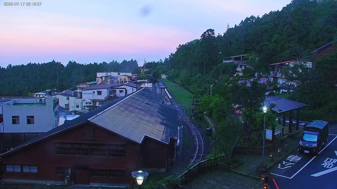 原本以為可以撐過這波...但但我們鏡頭君奮起湖跟二延平暫離◍奮起湖-日前技術人員前往檢修，發現網路線被樹壓斷了，現場嘗試搶修但線路...