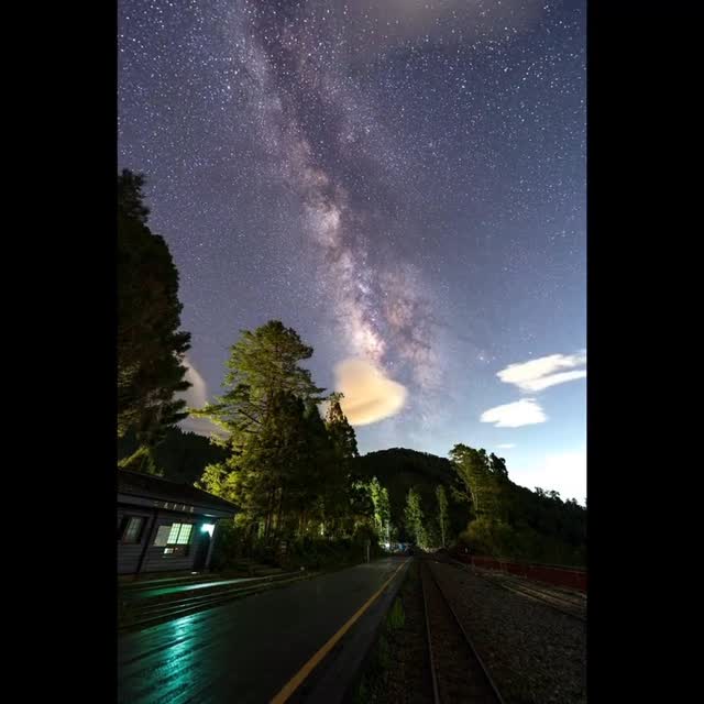 熱騰騰的絕美銀河縮時前幾天的英仙座流星雨大家有追嗎～二萬平車站感謝 @hs60771104 分享絕美縮時攝影（8/15拍攝）-#英...