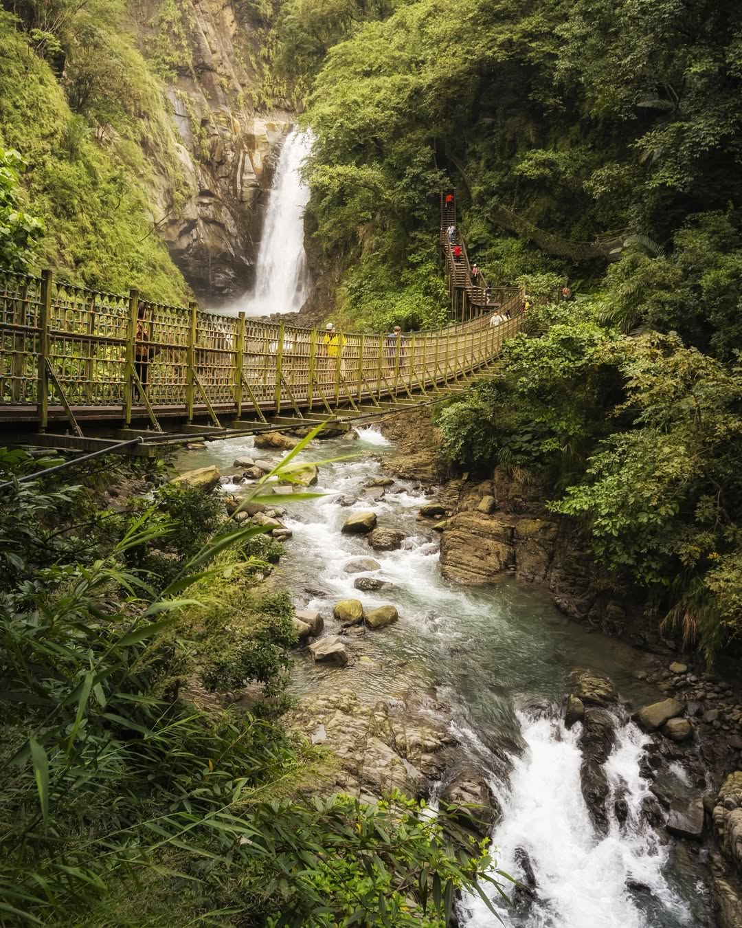 觀音瀑布—瀑聲如梵音，藏在竹崎淺山裡的靜謐洗禮連日豪雨過後重新開放由於前往第三層瀑布的通天坡步道嚴重毀損8/9起僅開放到第二層的飄...