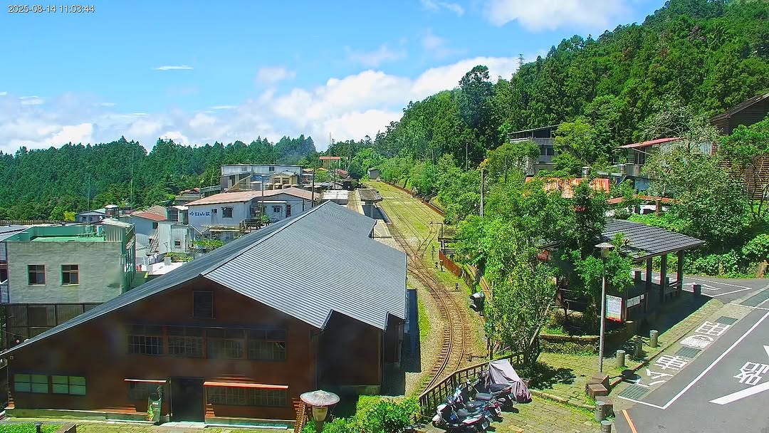 楊柳快快通過後的今天阿里山這邊一早風和日麗～除了上次毀損尚在整修的步道轄區步道都正常開放囉 .ᐟ.ᐟ道路部分除了原先施工的路段轄區...