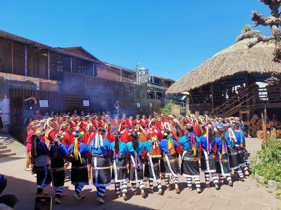 ▐ 阿里山鄒族戰祭．達邦mayasvi ▐在湛藍天空下，莊嚴神聖的祭儀圓滿落幕庫巴kuba是鄒族最重要的聖殿在2024時隔三十年進...