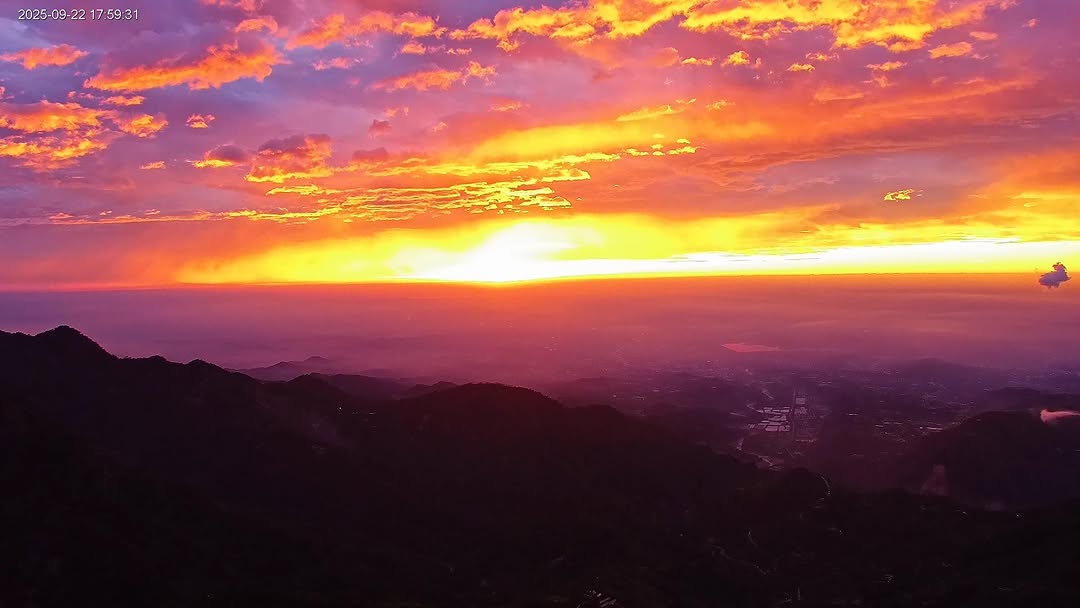 颱風來襲前的夕陽整片天空紅通通的～剛剛有拍下來嗎？目前嘉義無風無雨，祝福大家一切安好平安唷！圖1二延平步道、圖2太平雲梯-#火燒雲...