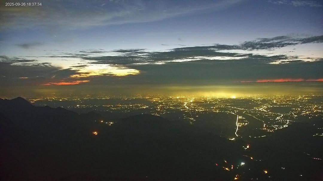 星期五晚上，天色漸暗加上嘉義夜景帶點微醺，是不是有種「連假來了！」的期待感呢？ 教師節連假就要展開，不論是安排山城小旅行、品嚐在地...