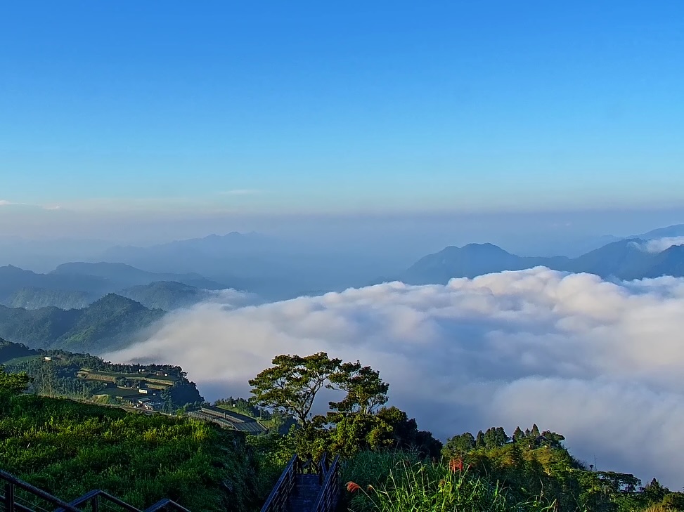 太陽出來前的天空耐人尋味蓬鬆的雲海也染上了顏色！☁️☁️​中秋月圓人圓圓吃完烤肉上山活動身體今年施工完成的環形步道走過了嗎？還有鄰...