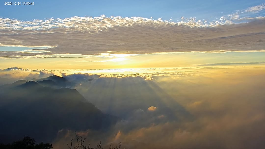 是什麼好天氣出現雲海出現夕陽超美的啦～～～加碼日出前的火燒雲！-#晚霞 #日出 #火燒雲 #雲海 #夕陽 #alishan #su...