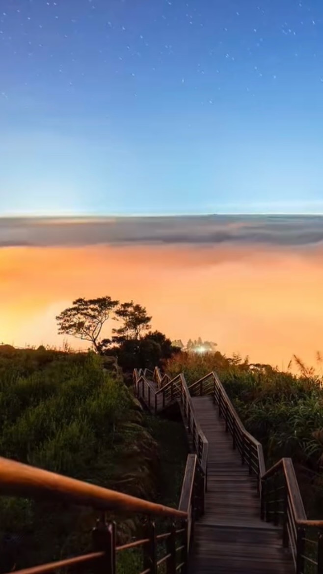 這個季節從早到晚都有機會出現雲海～當然要大肆分享限定美景攝影師看到即時影像熱血上山捕捉美麗的星空雲海（琉璃光）鏡頭君真的可以幫上忙...