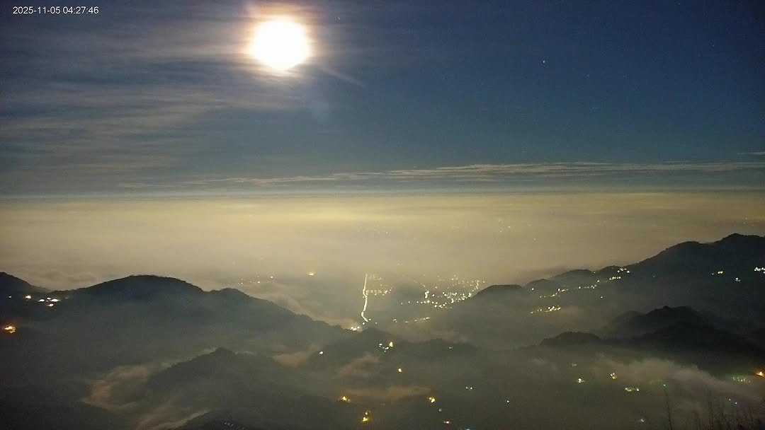 跟大家分享 .ᐟ.ᐟ 深夜限定的阿里山驚喜！今天凌晨的月亮與月落超級美 .ᐟ.ᐟ 如同超級月亮般的閃耀現在還可以回放同場加映太平雲...