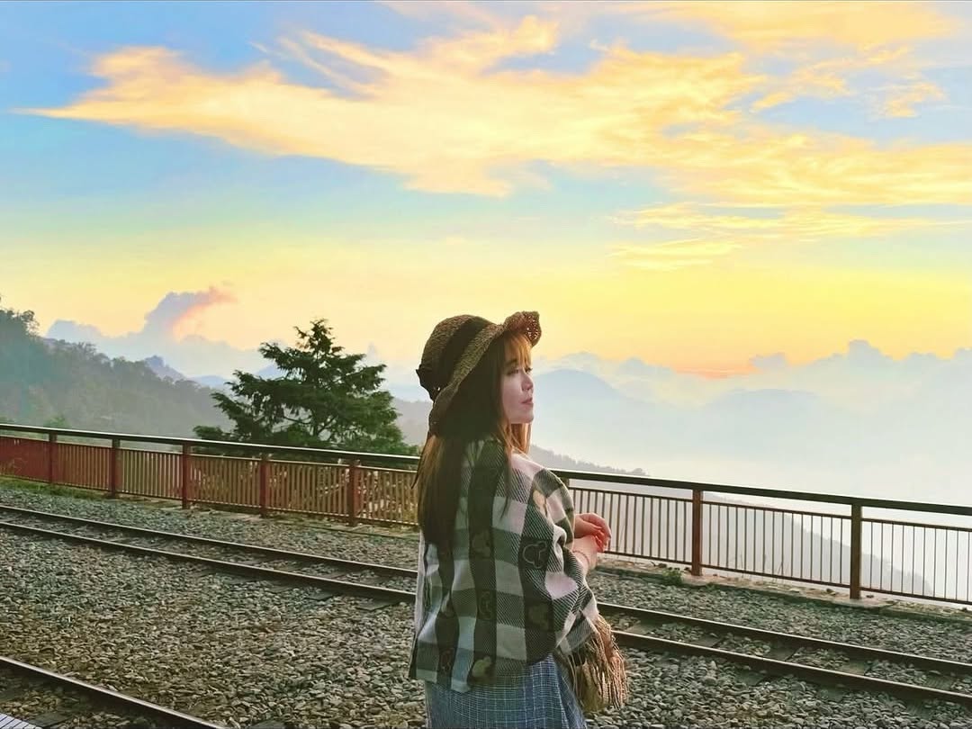 你去過二萬平車站了嗎？二萬平看夕陽、雲海、大塔山真的好美！因為莫拉克風災，曾經中斷15年，小火車不再經過這裡～去年7月終於恢復全線...