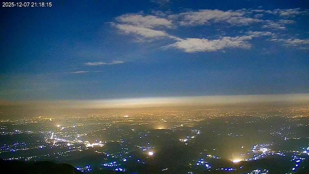 剛剛開車在路上看到好～大～顆的月亮想說看看即時影像有沒有月亮的畫面但角度問題還沒拍到大家趕快走出家門抬頭看看！雖然不是最圓，但好大...