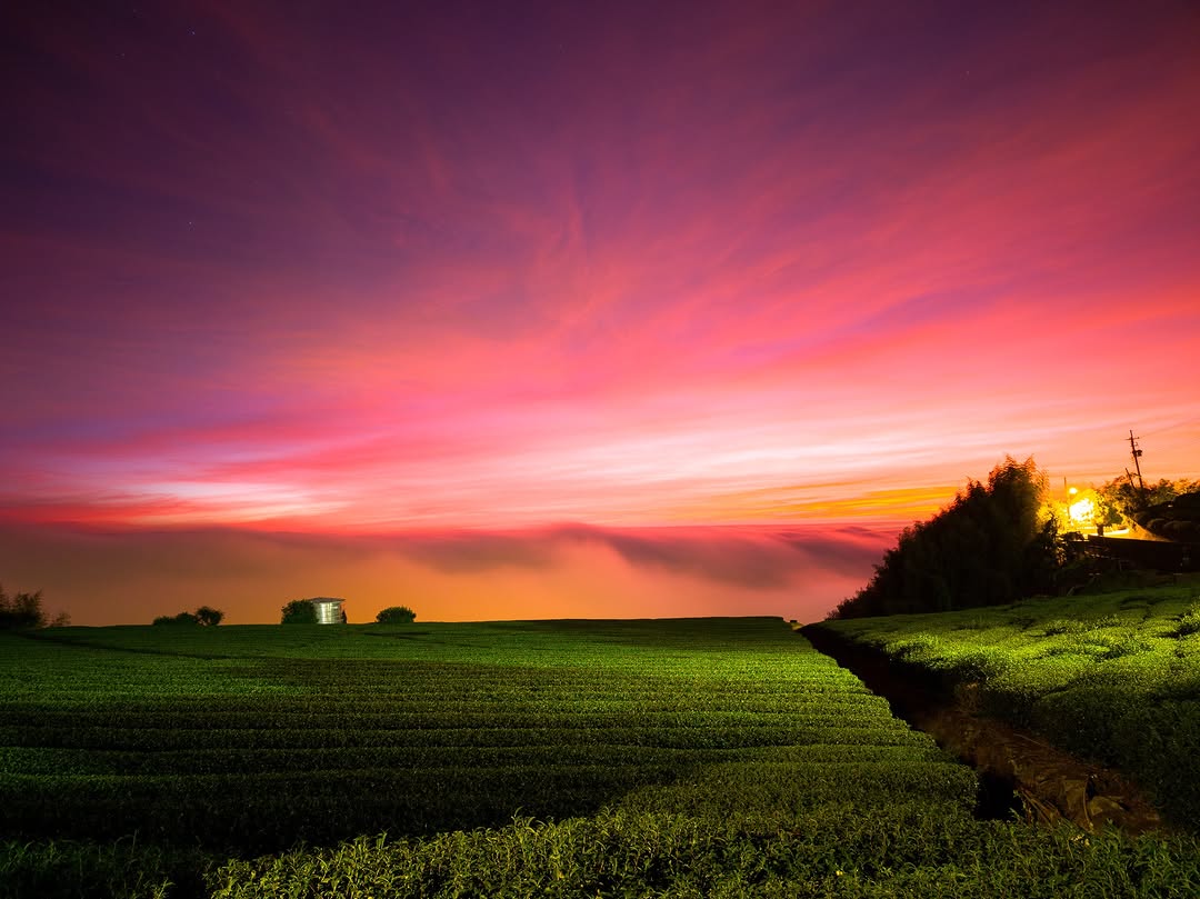 石棹的晚霞，是把天空調成一幅漸層油畫。橘得溫柔、紅得熱烈、紫得靜謐——像一天的心情在天空裡慢慢收束那一瞬間停下腳步好好看一眼天空的...